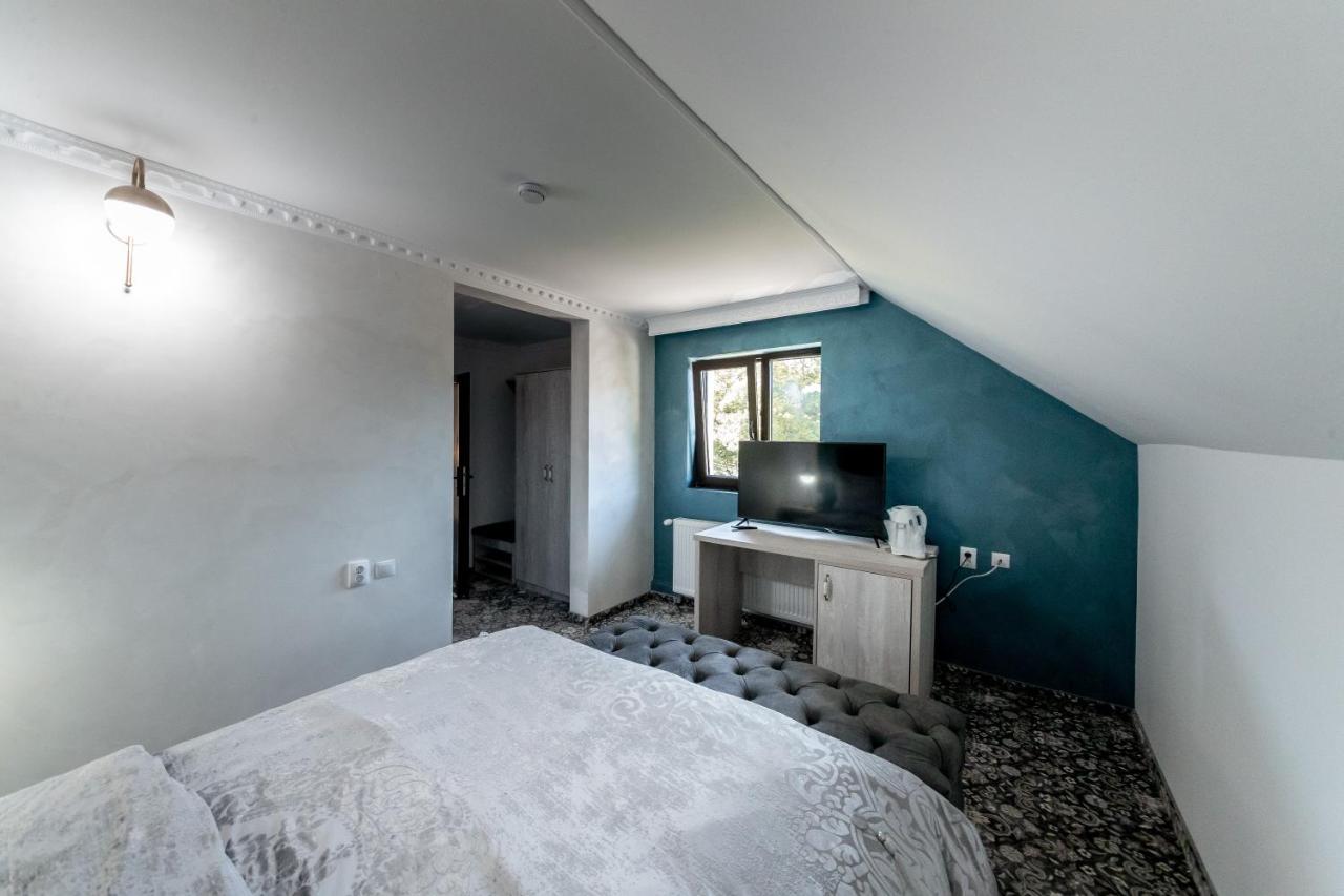 Suru Hotel & Restaurant Buşteni Exteriör bild