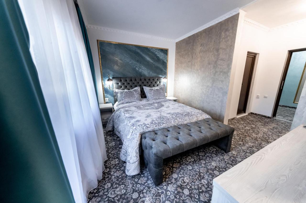Suru Hotel & Restaurant Buşteni Exteriör bild